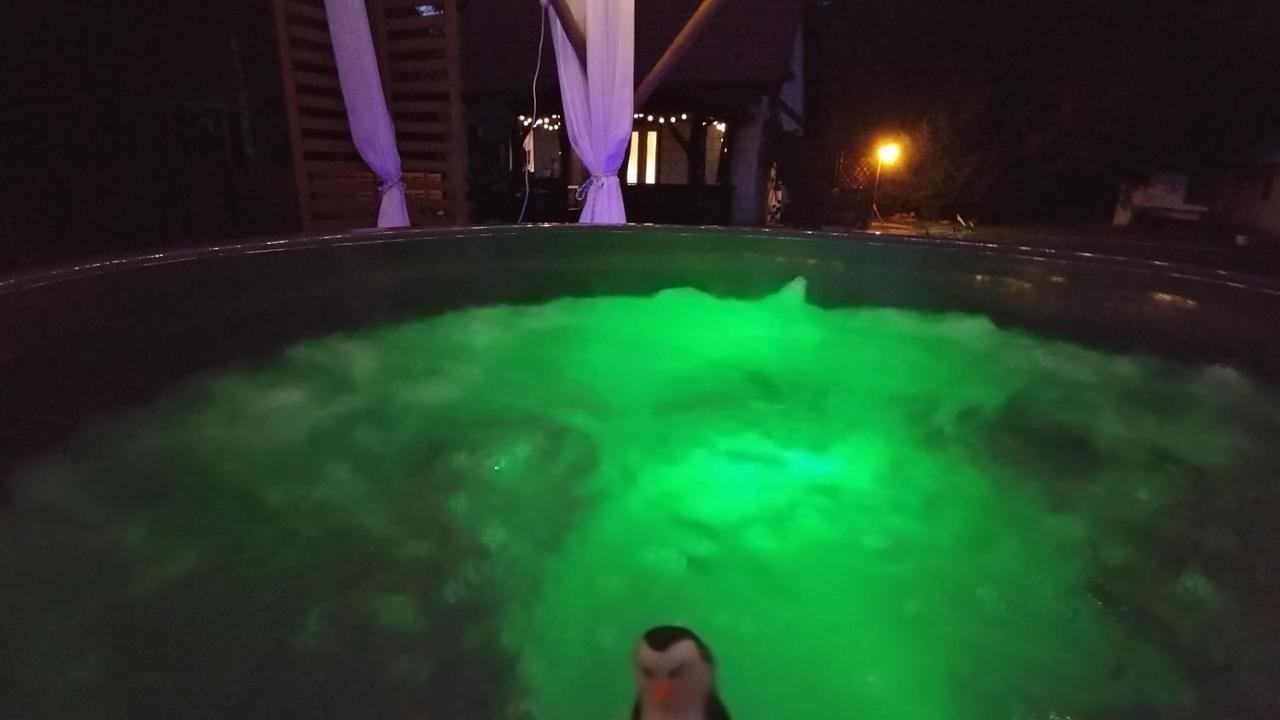 Ranczo W Lesie - Z Jacuzzi Lodge *